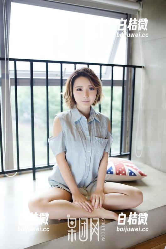 GIRLT果团网 - 发现了，泳衣里的周妍希在默默春风拂面。