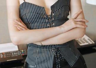 HuaYang花漾 – 果儿Victoria果儿Victoria，你的双人合集，如何把我的目光牢牢锁住了呢？到了最后一个镜头却又意犹未尽。