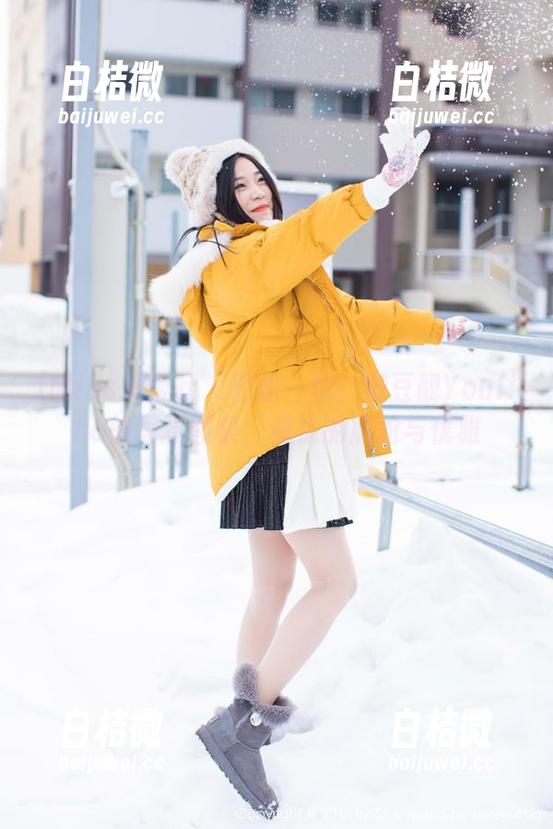 IMiss爱蜜社 - 轻松一刻：兜豆靓Youlina的写真图集，棉袜的尴尬与优雅