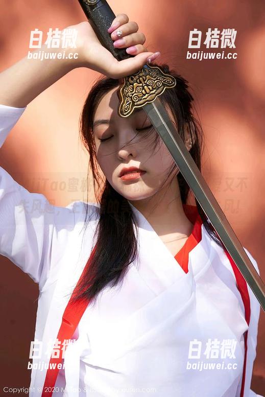 MiiTao蜜桃社 - 棉袜穿起来，可爱又不失风趣，王静瑶的美图包让你脚下生风！