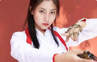 MiiTao蜜桃社 – 黑与白的狂想曲，露西Lucy的摄影演出