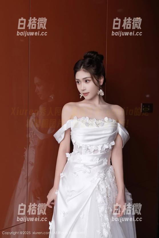 Xiuren秀人网 - 看陆萱萱cecillia的定制制服图片，你会想咋穿都行！