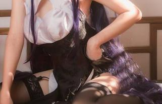 当然得来看看三无人型的美图，黑丝里的水手服带着一丝诱惑