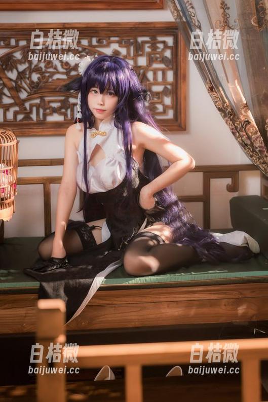 当然得来看看三无人型的美图，黑丝里的水手服带着一丝诱惑