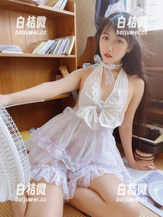 壁纸中的小确幸：不呆猫在温泉里晃荡的双马尾JK，想放在桌面上