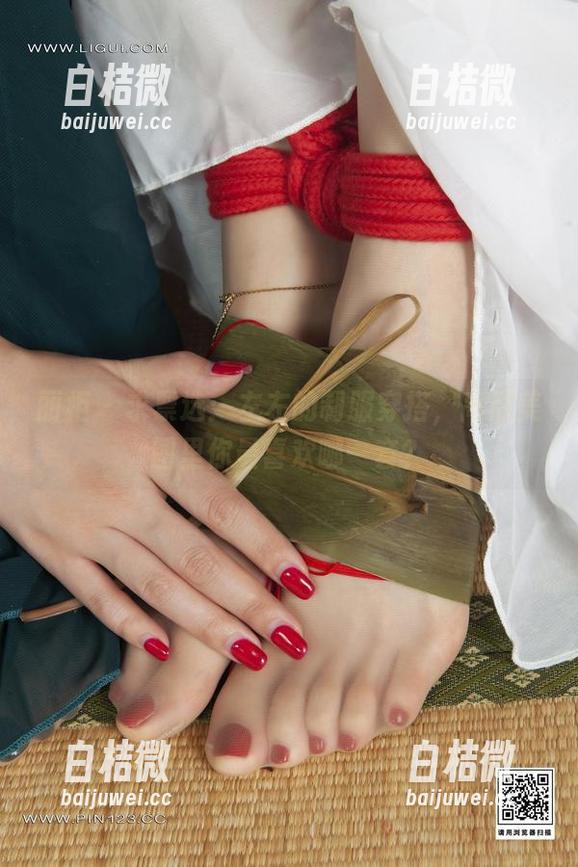丽柜-左左 丽柜 - 求票选:左左的制服穿搭,高清美图里你最喜欢哪一套?