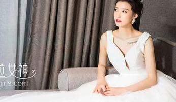 克拉女神 – 阿离的居家杂乱无章，原图里的零乱向我发出了信号，真让人想靠近。