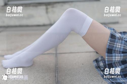 “兔玩映画”套图大赏：粉白条与透明jk哪一个更能勾起你的好奇心？