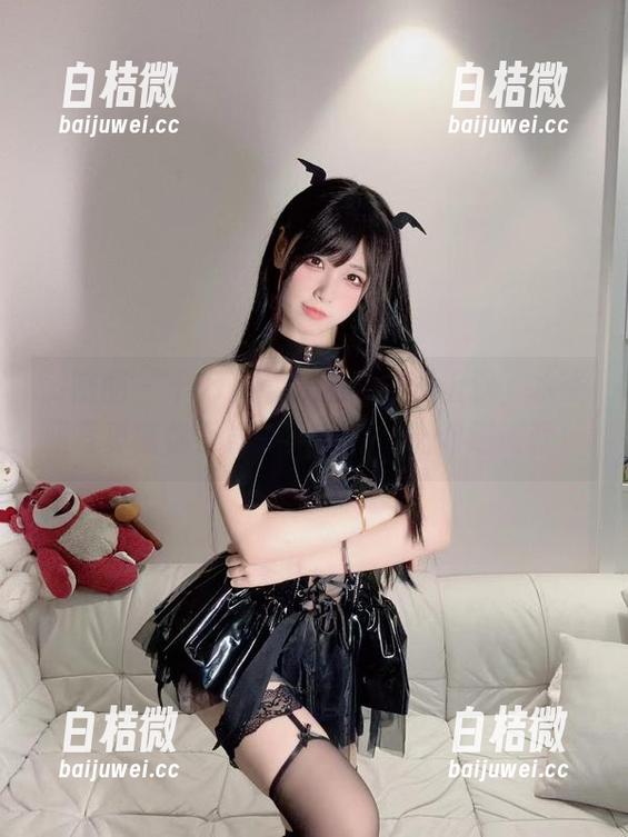 微密圈 - 十万口草莓粥粥在海上飘，水手服写真随你下载，海风都想上训练课程！