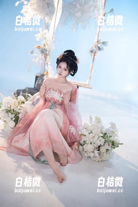 夏夏子变身圣诞雪精灵，定制写真看得我紧张！