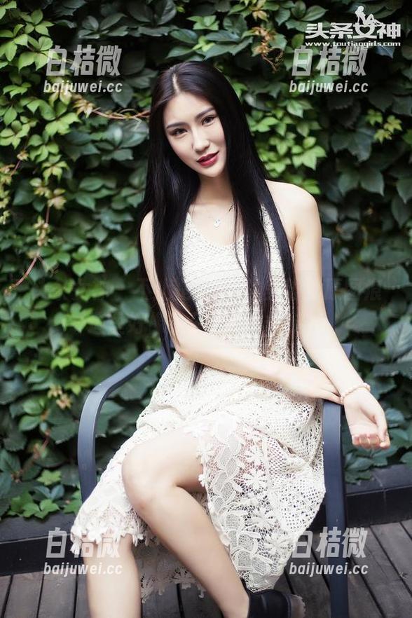 头条女神 - 不止是Coco的美脚，原图痕迹里好像夹杂着点小情绪？