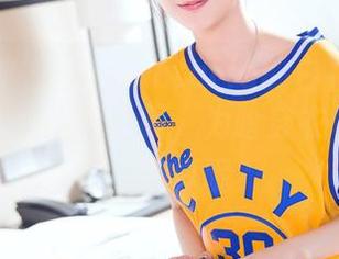 头条女神 – 果儿Victoria的白衬衫图包——让人想多看几眼，为啥穿衣也可以没那么认真呢？