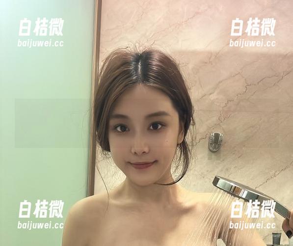 微密圈 - 牛仔裤变魔术？奶雯最新写真集揭晓牛仔裤的另类玩法！