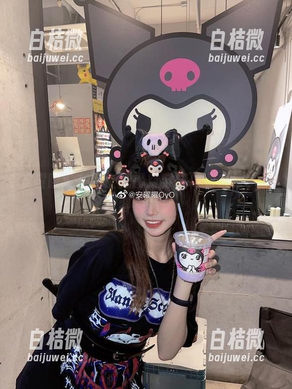 安曜曜没在网上把镂空穿搭做到极致，不容易啊。