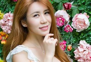 尤物馆 – 悦儿Yuky的吊带图集——小心胸部的反抗！