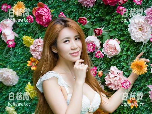 尤物馆 - 悦儿Yuky的吊带图集——小心胸部的反抗！