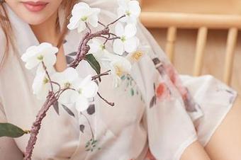 尤蜜荟 – 一秒钟从萝莉变女王，合法萝莉的图片和原图证明了“魔法”是存在的。