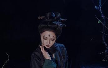 在“年年Nnian”的婚纱图包里有种不合时宜的温柔感，愣是让我想多看几眼。