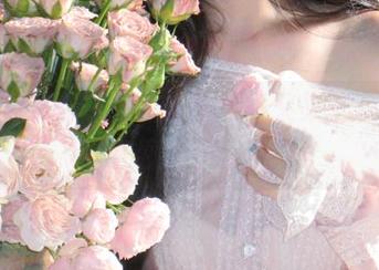 看娱乐圈都跟风，怡子yiii又来一套COS礼服大挑战！