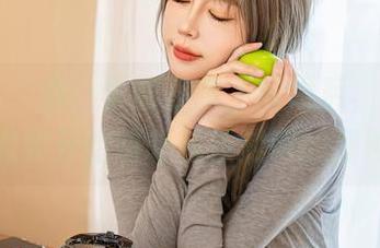 星颜社 – 看！李丽莎戴上眼镜后，瞬间变得好像要开始叨叨科技知识的那种人！