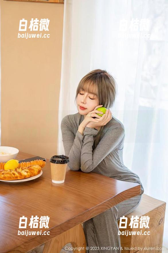 星颜社-李丽莎 星颜社 - 看!李丽莎戴上眼镜后,瞬间变得好像要开始叨叨科技知识的那种人!