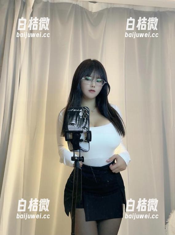 微密圈 - 是可馨耶2022：我就记得原图让我惊艳，套图嘛……有点让人失望？