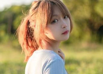 梨瑾瑾：裤里丝对称美图，一不小心就出圈了！