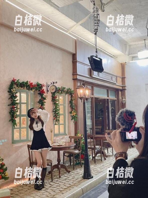 尴尬又迷人的全套写真，泥泥汝的OL女郎B风采