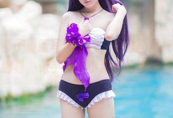 浅野菌子最新写真上架，白丝画风突变，仔细看，似乎有只小猫偷偷溜过去！