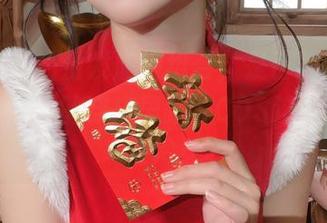 清水由乃的金发旗袍组合，是否预示着我即将开启新的穿搭思路？COS这条路真不会冷！