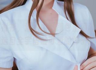 一件白衬衫，清水由乃图包里闪闪发光，选自全宇宙最可爱的样子。