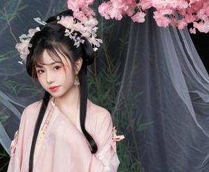 当爆机少女喵小吉变身拉克丝·水晶玫瑰，整个人都被这套图的桃花运包围了，约吗？