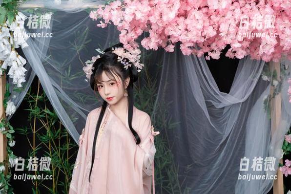 当爆机少女喵小吉变身拉克丝·水晶玫瑰，整个人都被这套图的桃花运包围了，约吗？
