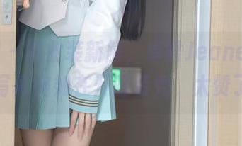 秀人网 – 职业装新解，卓君Jeanes的高清写真宛如在开时装秀，太赞了。