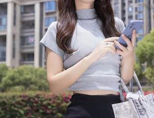 秀人网 – 酒店到车站，周周不吃香菜的旅拍福利作品任你挑