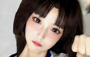 秘书工作其实可以很有趣！来看看章鱼小童谣的新写真集吧。