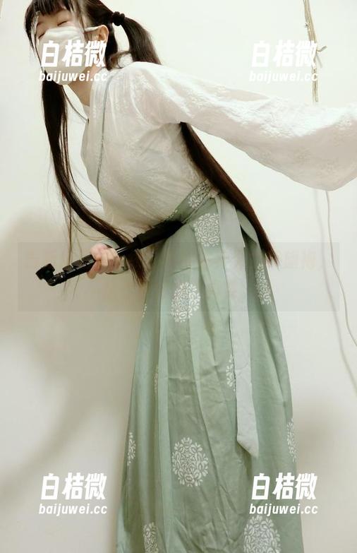 西尔酱 最新作品集上线!西尔酱穿着兰草旗袍,优雅得好像不真实。