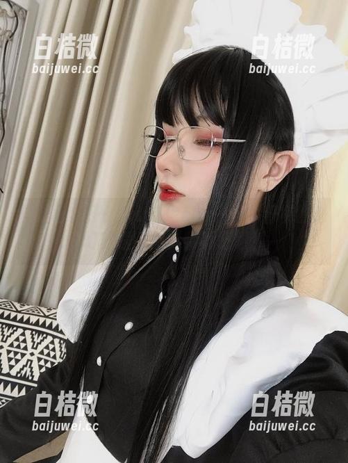 就让起起子vvvv带你cos一场牛仔裤的奇幻旅程，摄影师别眨眼！