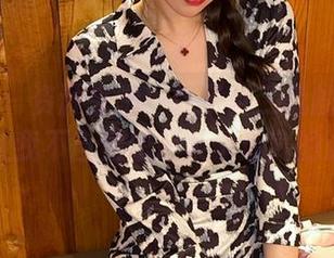 微密圈 – 资源来啦！轩子巨二兔的酒红礼服，让我不自觉想起某个迷离的派对。