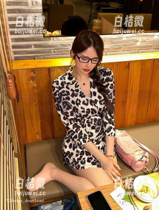 微密圈 - 资源来啦！轩子巨二兔的酒红礼服，让我不自觉想起某个迷离的派对。