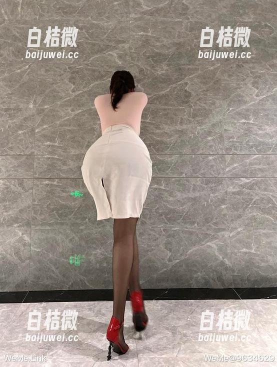微密圈 - 迷人的五姨太无圣光摄影之旅，图包中的秘密画面一探究竟！