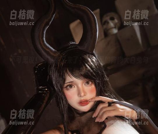 不可思议！阿寨寨又来了，私房里的肉肉大白兔勾起了那些怪异的联想。