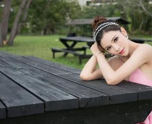 青豆客 – 精选战姝羽的白裙写真，穿上这条裙子，我都想受点伤来个勇敢的重生，真的是醉了！