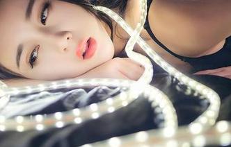 青豆客 – 黄歆苑chobits的学姐写真：这姿势我得好好学一学