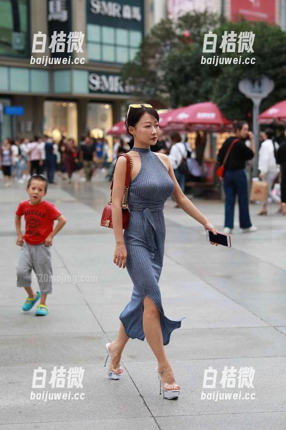 “魔镜街拍”合集：牛仔短裙美女，恍惚中发现了一只麋鹿…